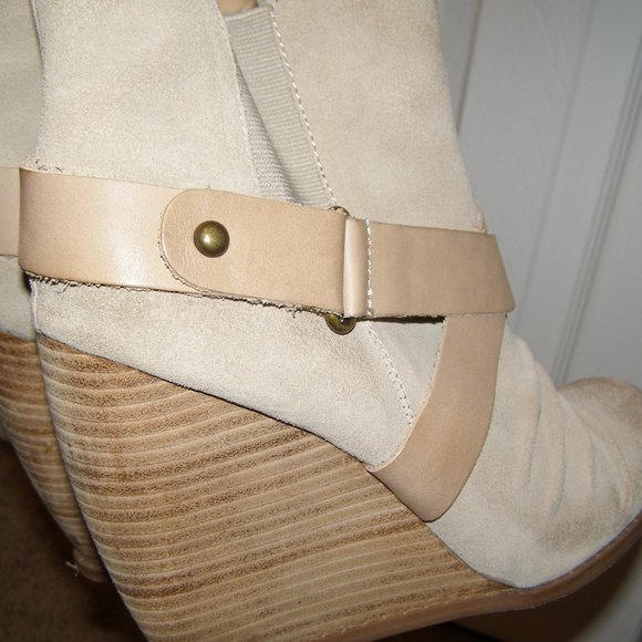 size 9 Seychelles Slip on Beige Wedge Booties - Picture 10 of 10